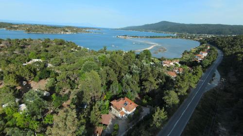 una vista aérea de una casa junto a un lago en Rea Villa, Vourvourou, en Diaporos