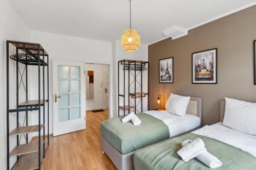 1 Schlafzimmer mit 2 Betten und einer Treppe in der Unterkunft KERA STAY - Apartments Merseburg in Merseburg