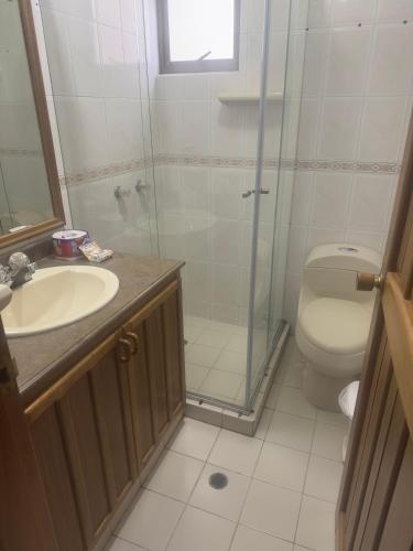 a bathroom with a shower and a sink and a toilet at Apartamento Los Laureles Rodadero in Santa Marta
