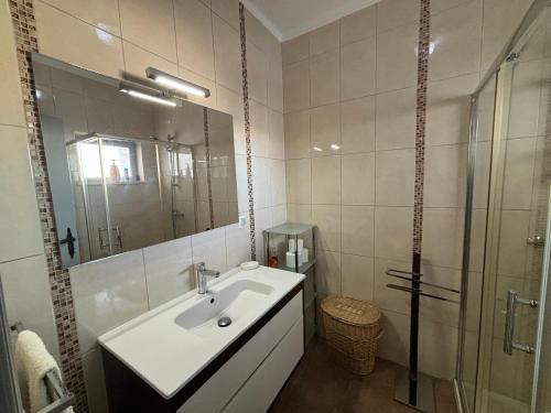 ein weißes Badezimmer mit Waschbecken und Dusche in der Unterkunft Santa Eulália Terrace in Albufeira