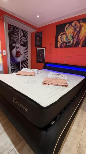 un lit avec deux serviettes dessus dans une chambre dans l'établissement Résidence haut de gamme - 45m2 refait à neuf en juin 2024 avec très grande piscine chauffée, au Cap d'Agde