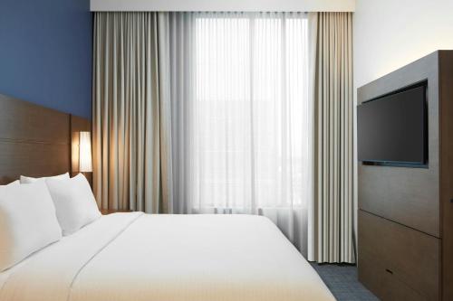 Postel nebo postele na pokoji v ubytování Residence Inn by Marriott Reston