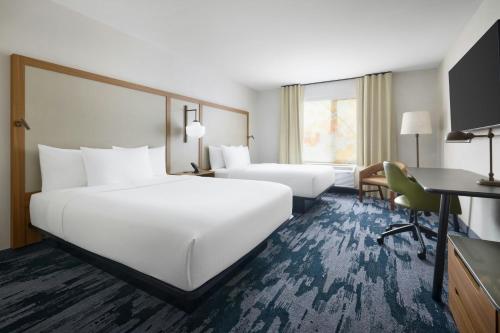 a hotel room with two beds and a desk at Fairfield by Marriott Inn & Suites Union in Union