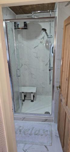 een badkamer met een douche en een bank. bij Single Sunny Stretford Room in Manchester