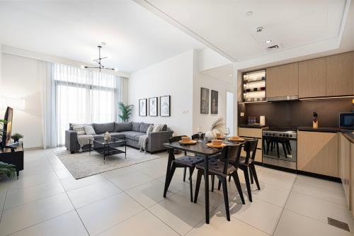 a kitchen and living room with a table and chairs at Burj Crown Luxury 4 Bedroom, Balcony Views, 5 min to Burj Khalifa in Dubai