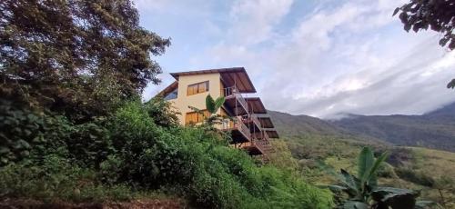 QuillabambaにあるEcoterra Inka Lodgeの丘の斜面にある家