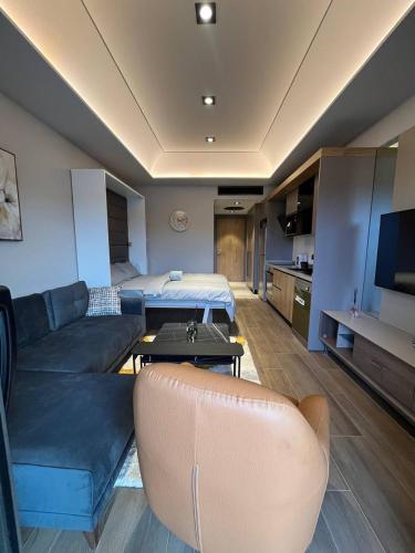 Η κουζίνα ή μικρή κουζίνα στο The Diamond In City Luxury Suites By ZENORA Living