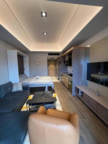 Η κουζίνα ή μικρή κουζίνα στο The Diamond In City Luxury Suites By ZENORA Living