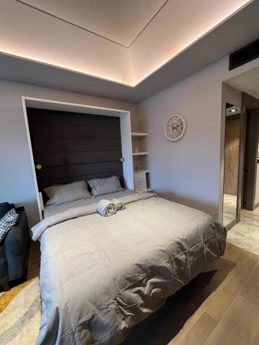 Ένα ή περισσότερα κρεβάτια σε δωμάτιο στο The Diamond In City Luxury Suites By ZENORA Living