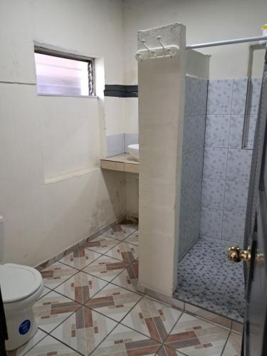 ein Badezimmer mit Dusche und Toilette in der Unterkunft Casa 25 in Nanastepeque