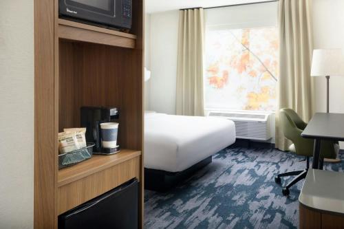 a hotel room with a bed and a window at Fairfield by Marriott Inn & Suites Union in Union
