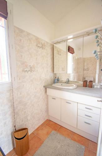une salle de bain avec un lavabo et un miroir dans l'établissement Magnifique villa avec piscine à 2 pas du centre d'Aix, à Aix-en-Provence