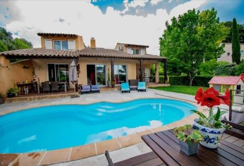 une maison avec une piscine devant une maison dans l'établissement Magnifique villa avec piscine à 2 pas du centre d'Aix, à Aix-en-Provence