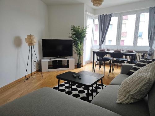 Downtown Dream 3 5BR with Balcony and Style BA21電視和／或娛樂中心