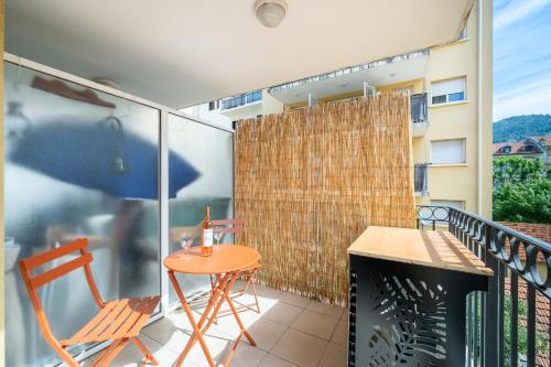 un patio avec une table et des chaises sur un balcon dans l'établissement Studio port de Nice Clim Balcon, à Nice