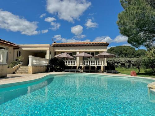 une piscine devant une maison dans l'établissement La Ramade Beautiful Villa with pool, au Plan-de-la-Tour