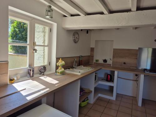 Η κουζίνα ή μικρή κουζίνα στο Maison Paradis Pr Enfants