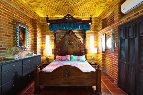 Una cama o camas en una habitación de Enjoy AC in the Queen's Suite at Inn Ajijic