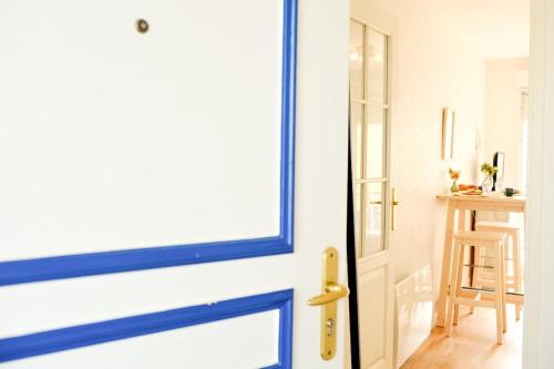 a room with a blue door and a table at Studio L'ancre Crielloise in Criel-sur-Mer