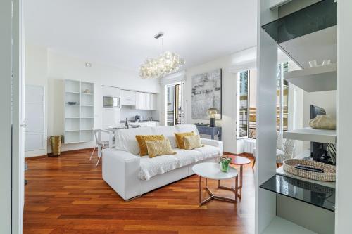 Il comprend un salon blanc avec un canapé blanc et une cuisine. dans l'établissement Palais de la rose 3, à Menton