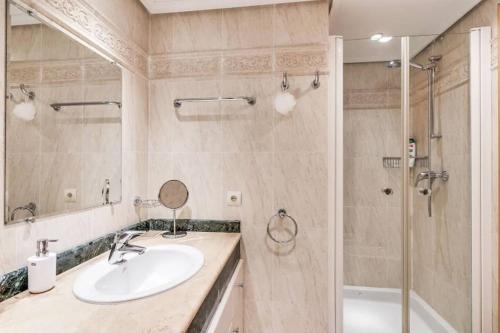 2BR apartment with pool and sea view