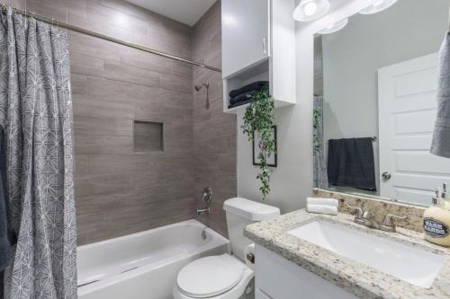 Un baño con bañera, inodoro y lavabo. en Apt.2 Nice and Cozy 2bed 2bath, en Pharr