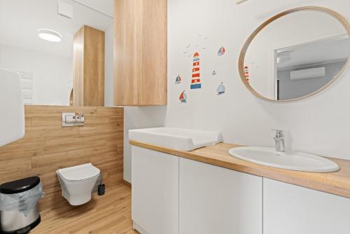 Kúpeľňa v ubytovaní HoliApart in Nautikka Park - blisko plaży, kids club, plac zabaw, garaż podziemny