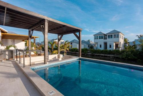 Πισίνα στο ή κοντά στο Casa Bonita and Pool Club at Mahogany Bay