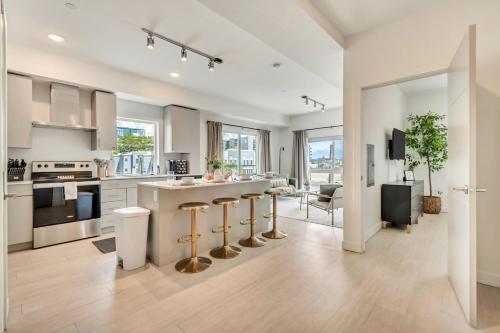 Una cocina o zona de cocina en Paperbox by Cloud Dream Homes