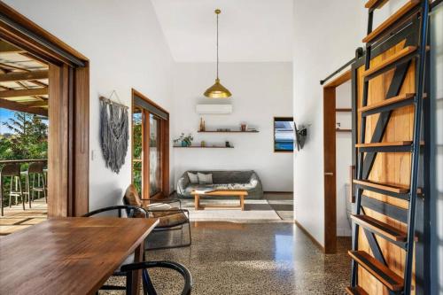 Μια τηλεόραση ή/και κέντρο ψυχαγωγίας στο Charlotte Estate Timeless Elegance in the Byron Hinterland