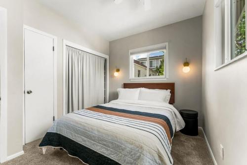 Postel nebo postele na pokoji v ubytování Sunny West Denver Escape Stylish 2BR Retreat