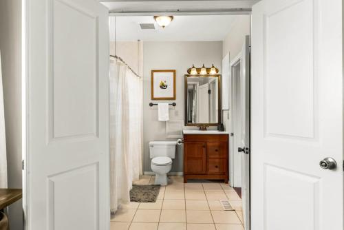 Koupelna v ubytování Sunny West Denver Escape Stylish 2BR Retreat
