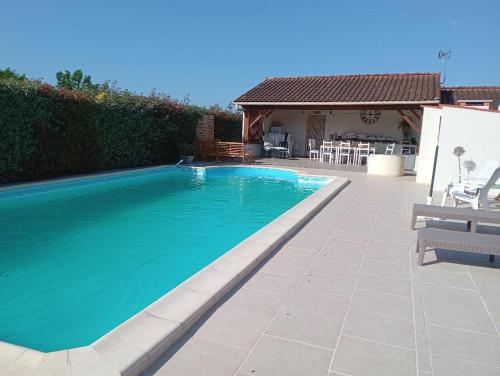 maison à la campagne avec piscine