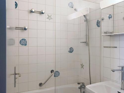 une salle de bain avec une douche, une baignoire et un lavabo dans l'établissement Studio fonctionnel proche des pistes avec coin chambre séparé, internet et cuisine équipée - FR-1-416-72, à La Toussuire