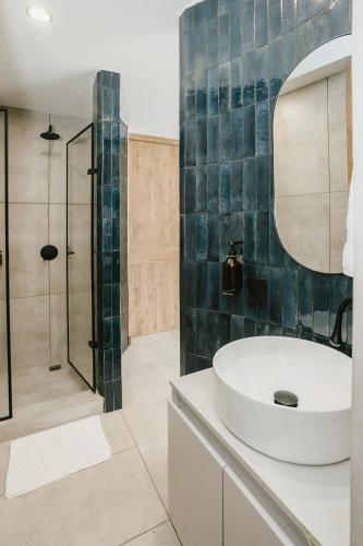 Bilik mandi di Nomadic Suites