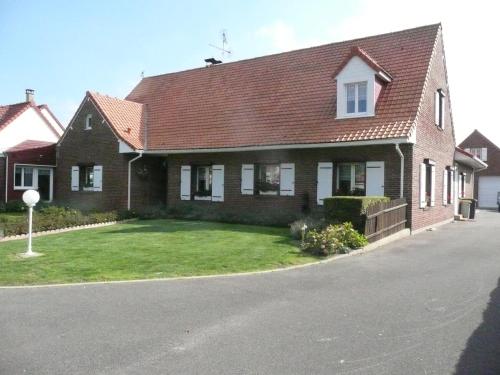 une maison brune avec un toit rouge dans l'établissement Studio Bourgois, à Berck-sur-Mer