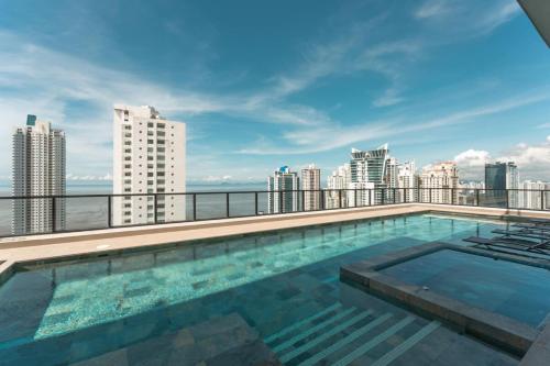 Bazén v ubytování Deluxe Loft with Ocean View nebo v jeho okolí