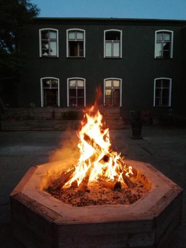 a fire pit in front of a building at night at Wochenend-Auszeit in Möckern