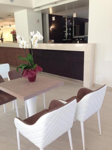 a dining room with a table and chairs at Hotel Holiday in Sirmione