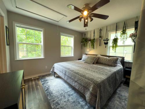 Postel nebo postele na pokoji v ubytování Peace in the Holler