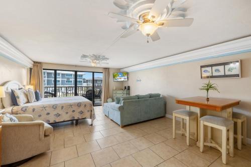 シダー・キーにあるBeach Comber 215 at Cedar Cove Condosのリビングルーム(ソファベッド、テーブル付)