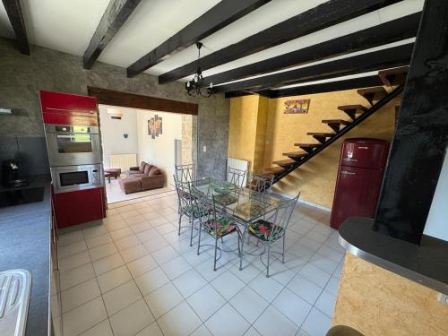 une cuisine avec une table en verre et un salon dans l'établissement Country home, à Cours