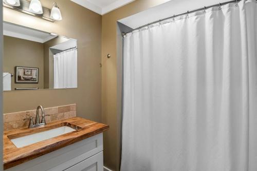 een badkamer met een douchegordijn en een wastafel bij Travelers Fairview Haven in Fairview