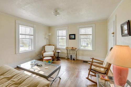 Χώρος καθιστικού στο Walk to Beach House with Deck and Yard in Lubec!