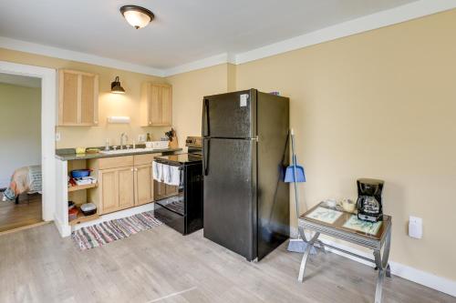 Η κουζίνα ή μικρή κουζίνα στο Walk to Beach House with Deck and Yard in Lubec!