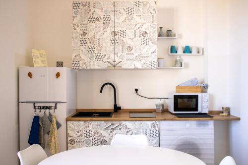 a kitchen with a counter with a microwave at Casa Baí in Torre Nubia