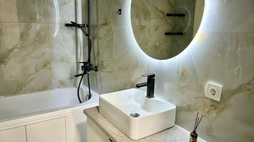 Ένα μπάνιο στο The Greens Apartment