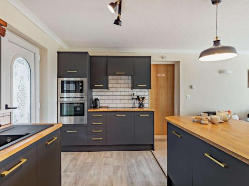 Η κουζίνα ή μικρή κουζίνα στο 2 Bed in Bude 87225