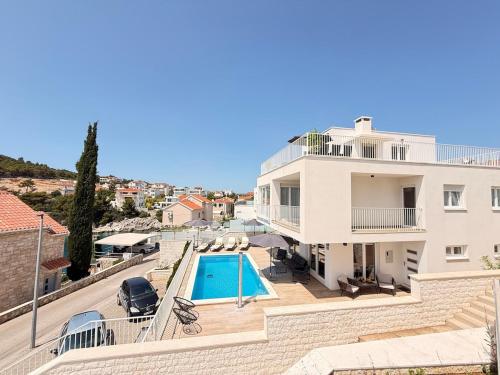 Bazén v ubytovaní Luxury Villa Emily alebo v jeho blízkosti