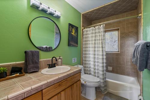 Ένα μπάνιο στο Secluded Mtn home by Purg, Hot Tub, Views! Pets ok